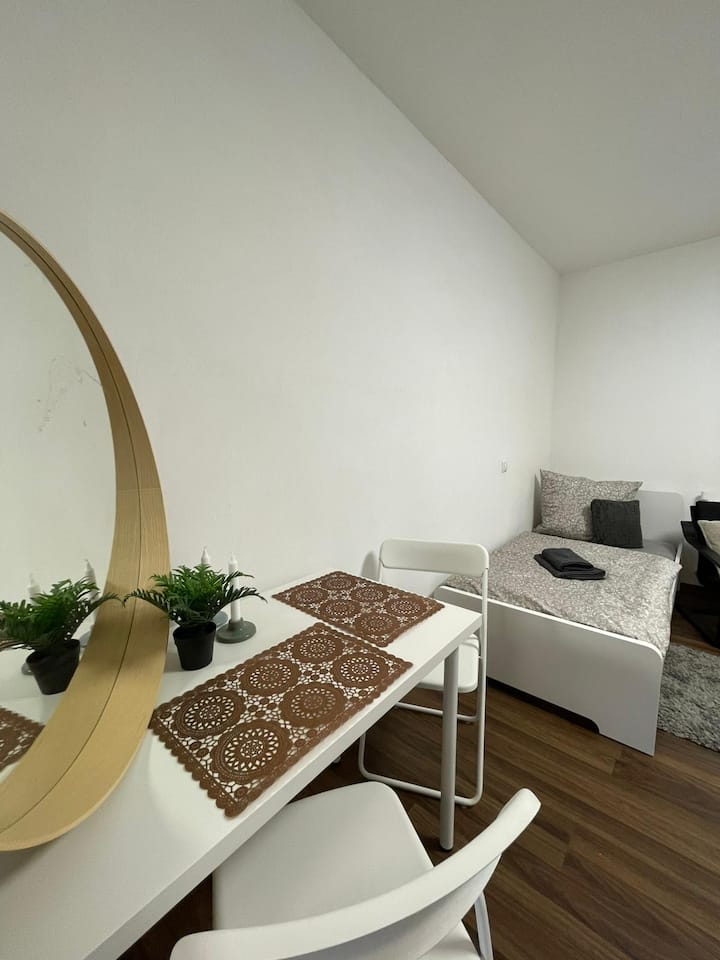 Schlafzimmer Bild 6
